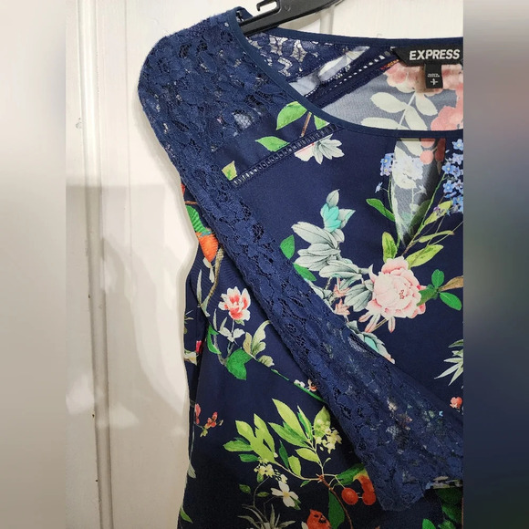 👸👕 #022 Express 3/4 sleeved printed top in size Small - Picture 3 of 12